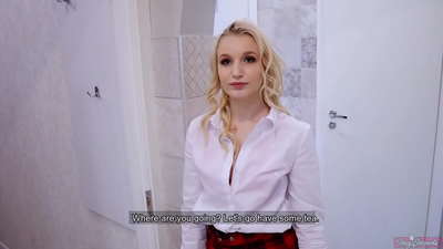 तरुण महाविद्यालयीन तरुणीने प्रियकराची त्याच्या मित्रासोबत फसवणूक केली | POV आणि तिच्या मांजर आत सह!